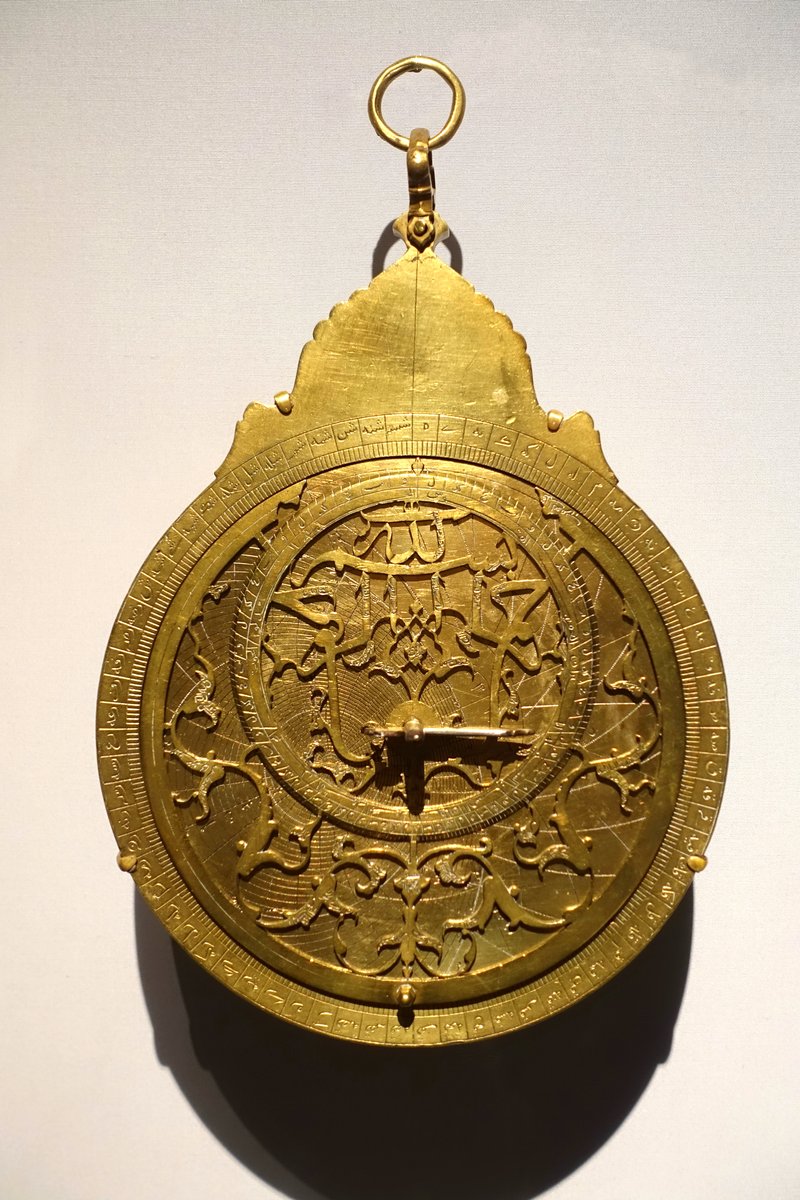 Astrolábio planisférico de latão, feito por Muhammad Zaman al-Munajjim al-Asturlabi, Irã, 1654-1655