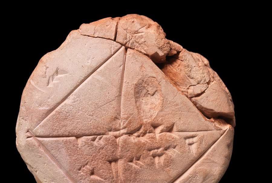 Tábua de argila babilônica com inscrições cuneiformes e diagramas geométricos