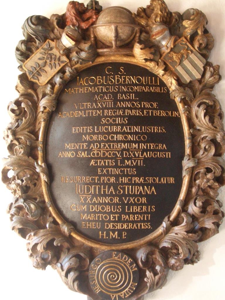Lápide de Jacob Bernoulli no claustro da Catedral de Basel, com a inscrição em latim e, no medalhão inferior, a espiral gravada por engano