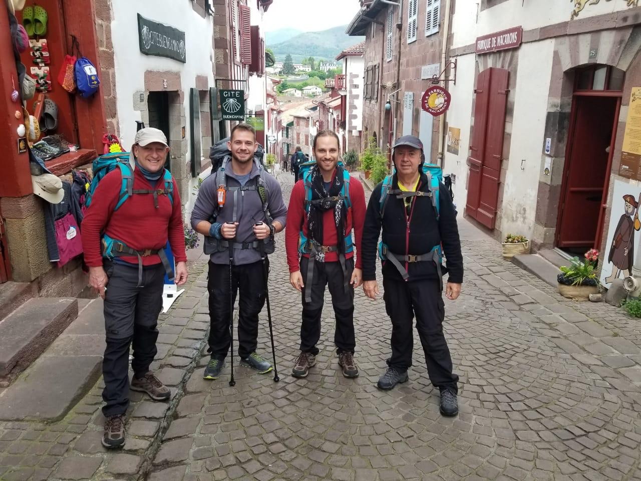 Lucas e três companheiros de peregrinação em Saint-Jean-Pied-de-Port, na largada do Caminho de Santiago