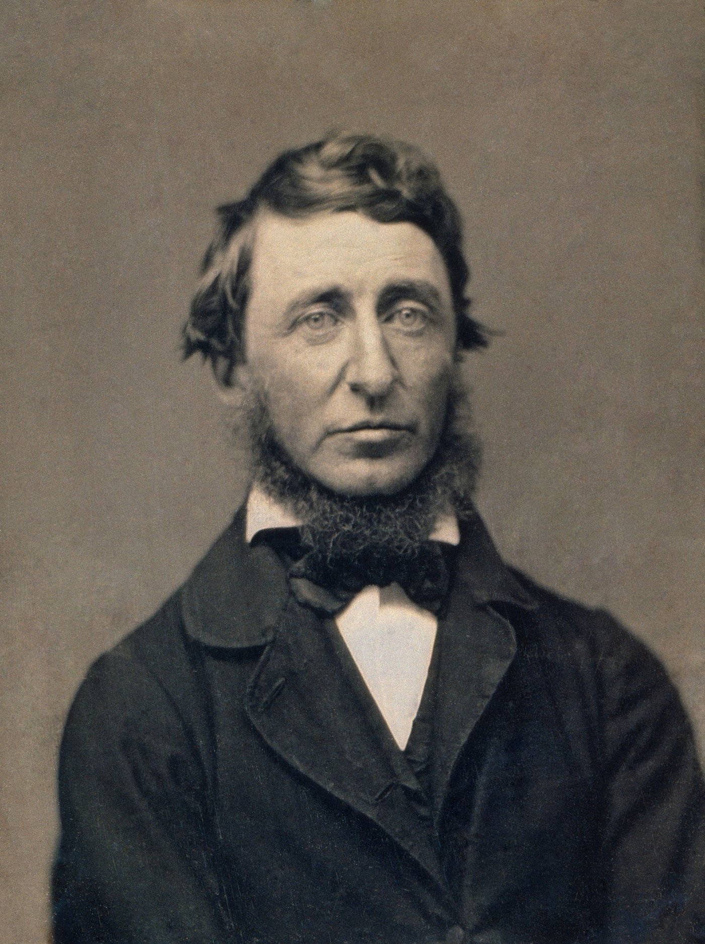 Retrato de Henry David Thoreau, de busto, com barba sob o queixo e gravata borboleta escura, em daguerreótipo de 1856