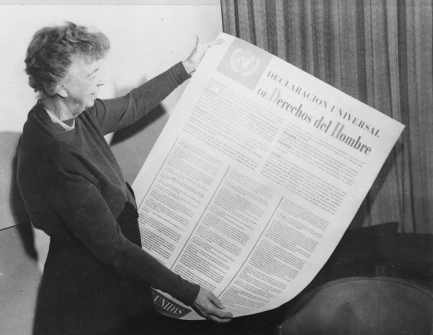 Eleanor Roosevelt segura o cartaz da Declaração Universal dos Direitos Humanos, em espanhol