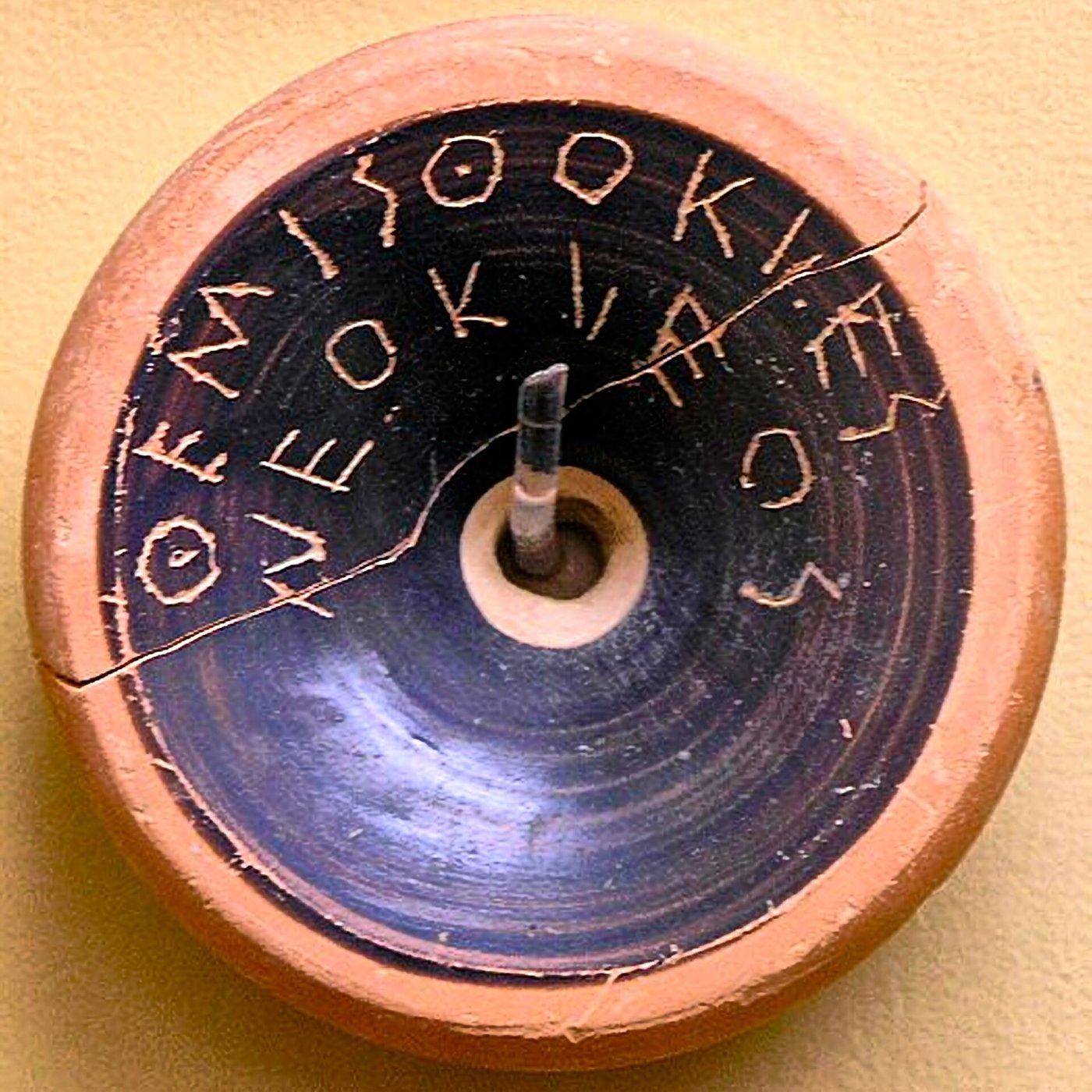 Óstraco ateniense com o nome de Temístocles