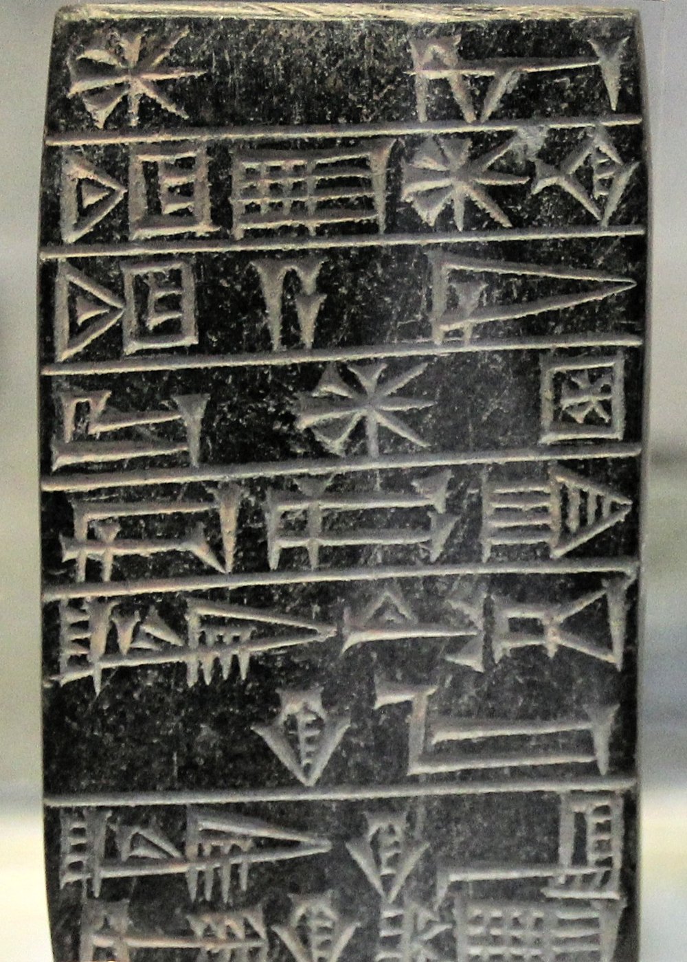 Tablete de pedra com inscrição cuneiforme do rei Ur-Nammu de Ur