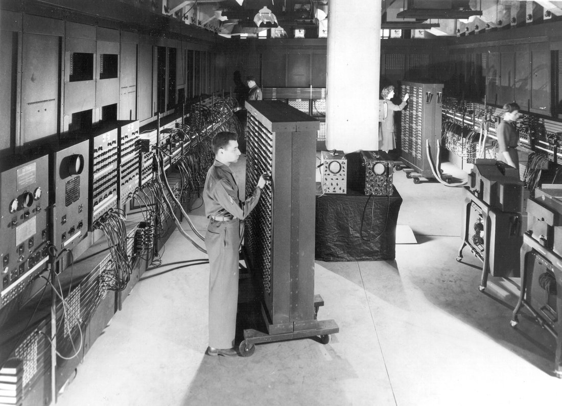 Fotografia histórica do computador ENIAC, com técnicos operando o painel