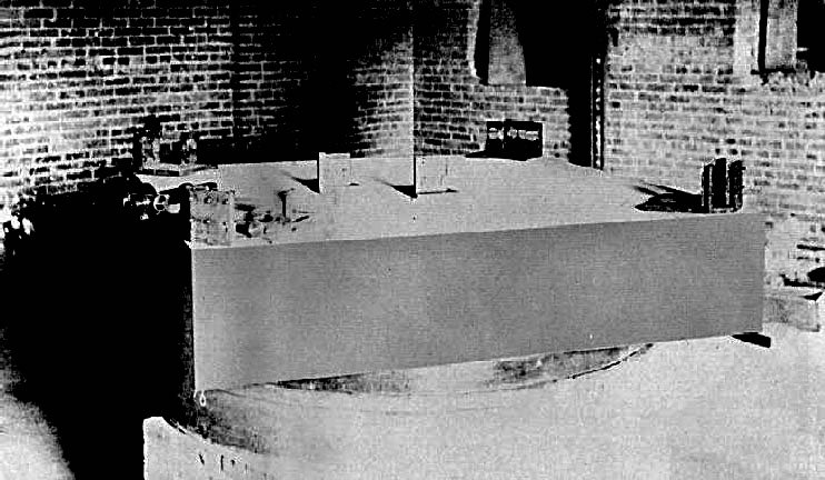 Fotografia em preto e branco do aparato do experimento de Michelson-Morley de 1887, um interferômetro montado sobre uma pesada mesa de pedra