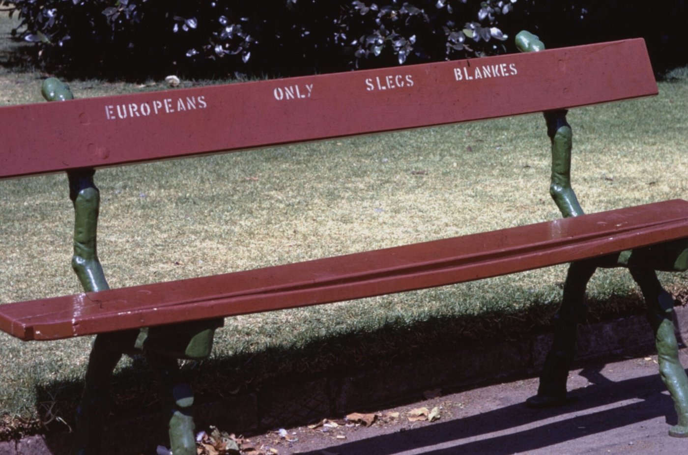 Banco de parque em Joanesburgo com a inscrição 