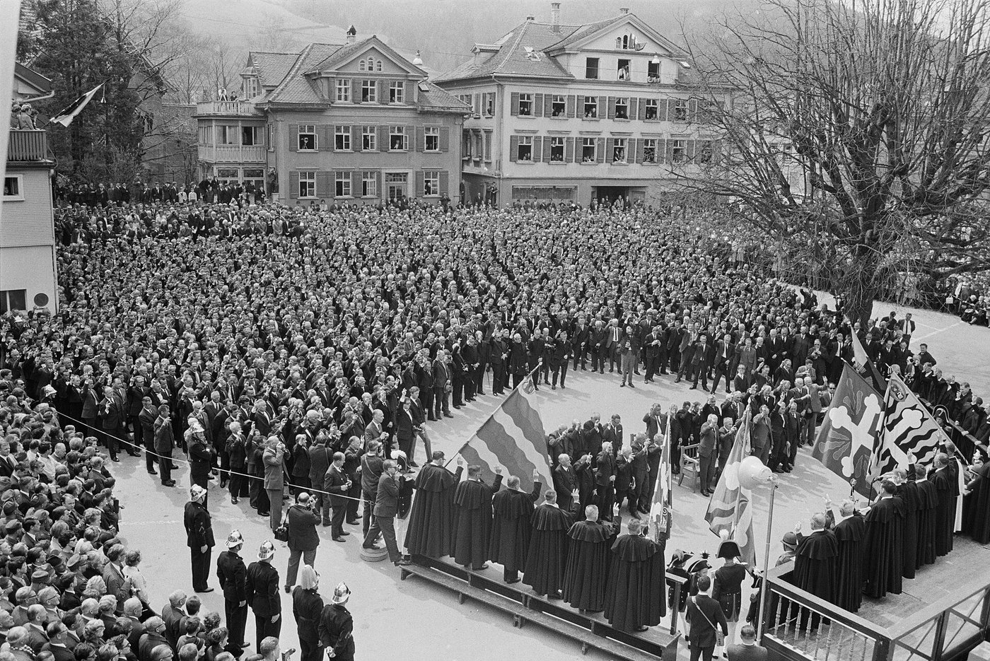 Landsgemeinde de Appenzell Innerrhoden em 1966: milhares de homens votam de mão erguida