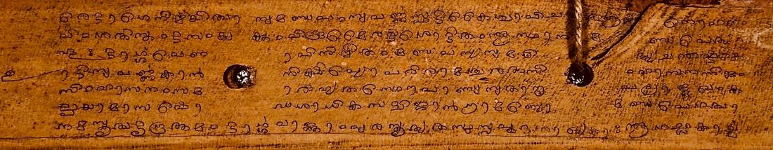 Manuscrito em folha de palmeira, em escrita malaiala, do sul da Índia, com o cordão de amarrar visível
