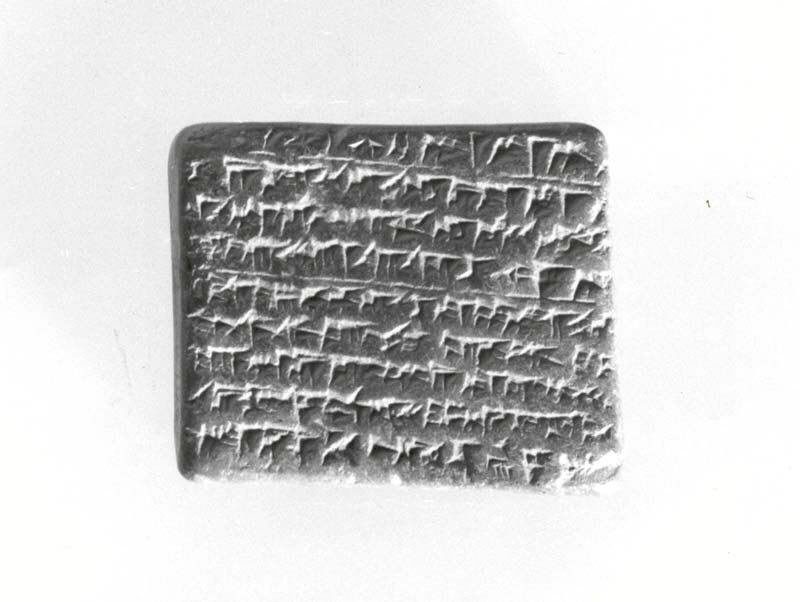 Fragmento de tabuinha cuneiforme com texto médico assírio