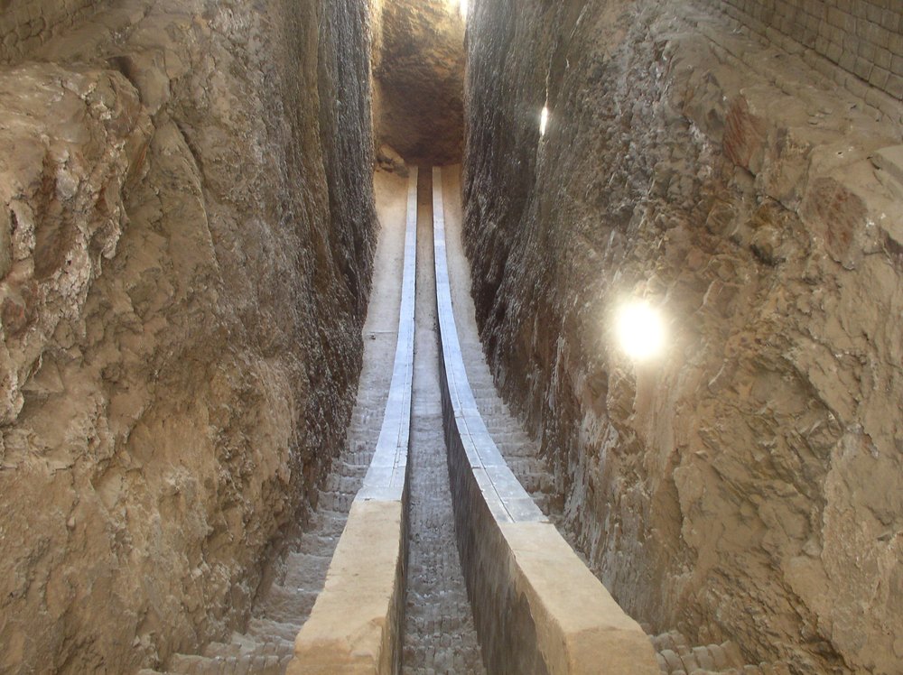 Trincheira de pedra do sextante subterrâneo do Observatório de Ulugh Beg, em Samarcanda