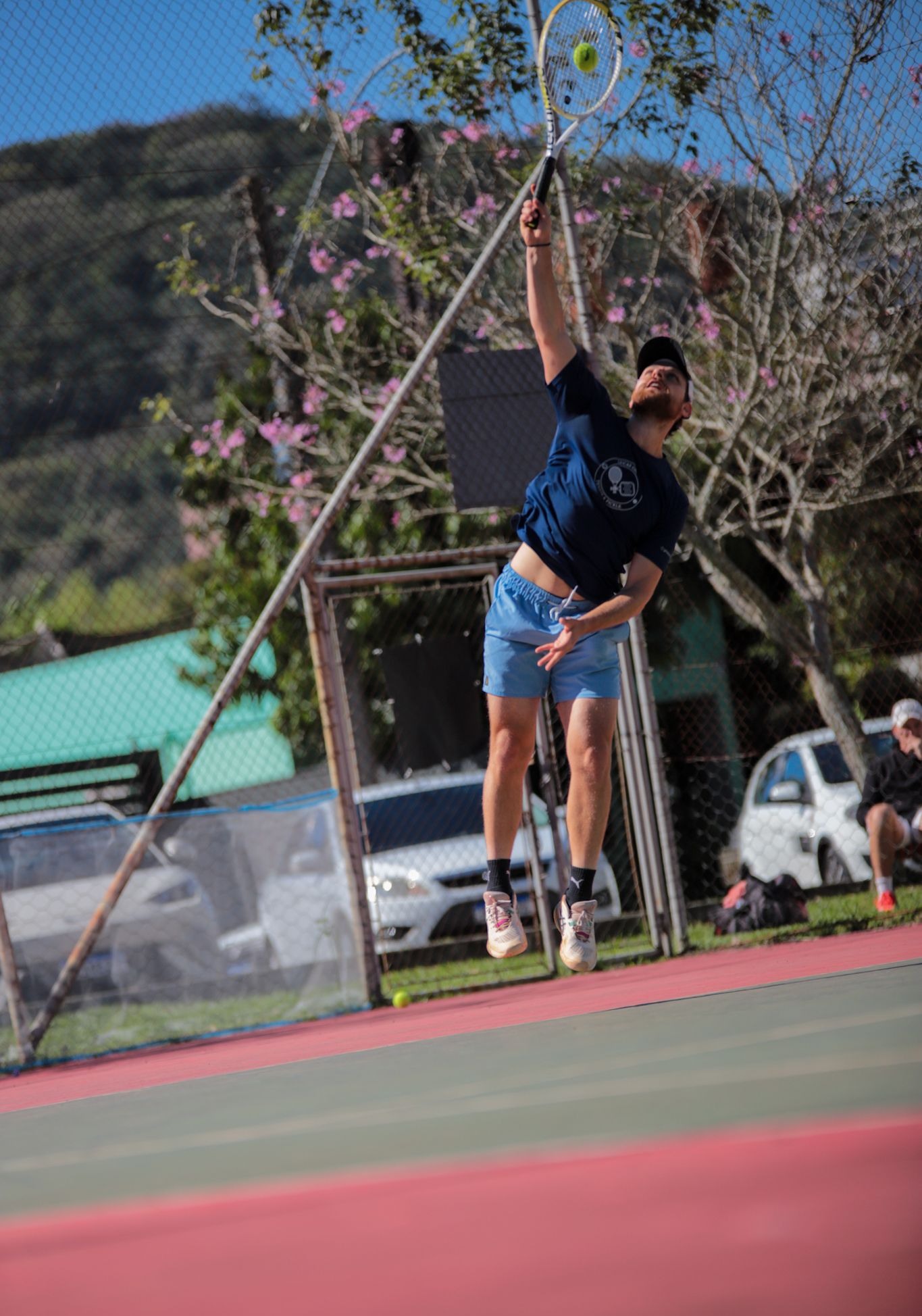 Lucas Ghisleni sacando no tennis