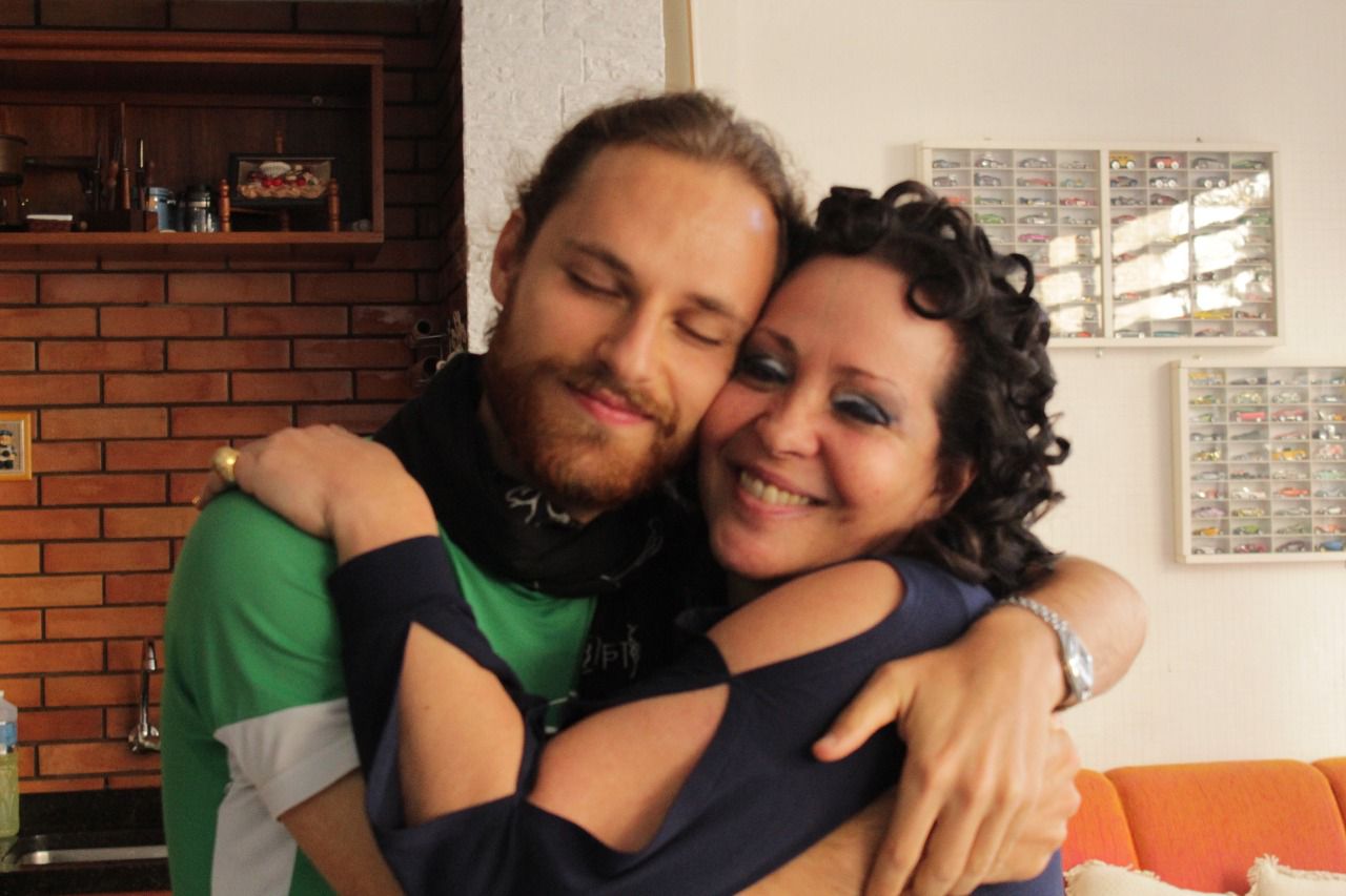 Lucas abraçado com a mãe
