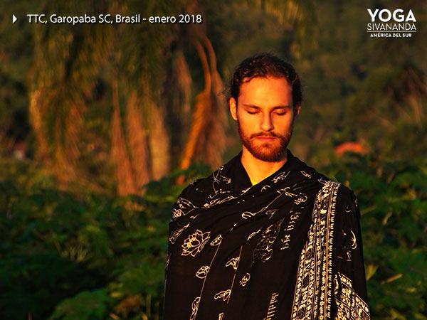 Lucas meditando ao entardecer — TTC Sivananda, Garopaba, 2018